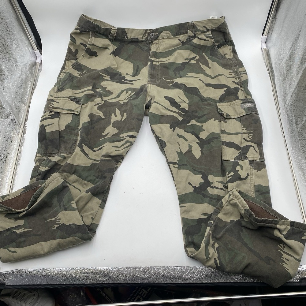 Wrangler Fleece Lined Camo Cargo Pants Mens 42x30 Relaxed Fit SEE PICS Woodland